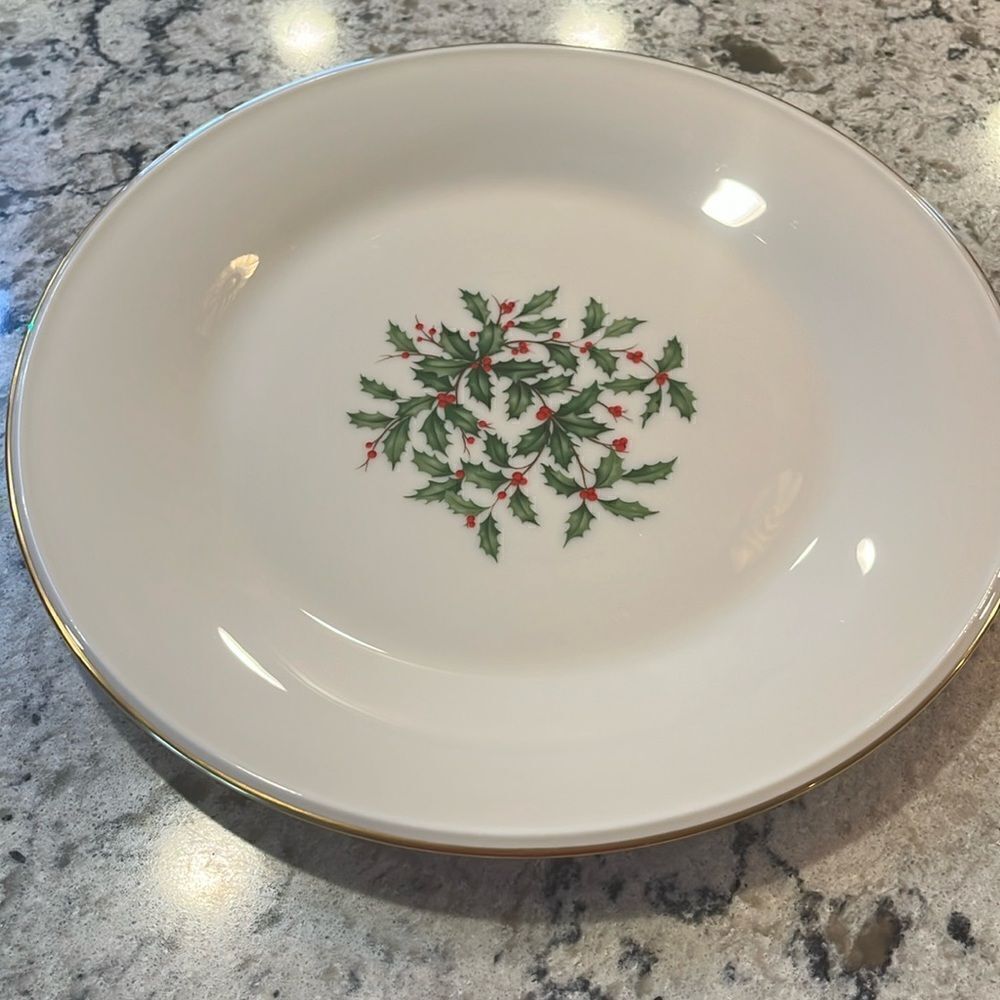 LENOX CHRISTMAS HOLIDAY SPECIAL Dinner Plate HOLLY BERRIES China Gold rimmed